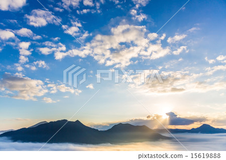Fog and cloud mountain landscape 15619888