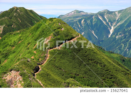 沿著Nanisawa山附近的山脊線的登山者在北立山山脈中漫步 沿著Nanisawa山附近的山脊線的登山者在北立山山脈中漫步 15627041