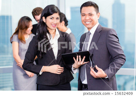Asian business team in front of city skyline 15632409