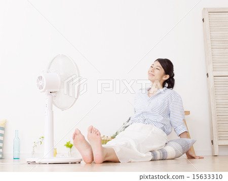 使用風扇的女性 15633310