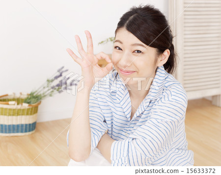 一個在房間裡簽好的女人 15633372
