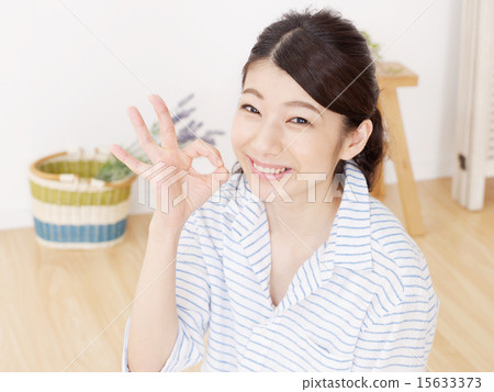 一個在房間裡簽好的女人 15633373