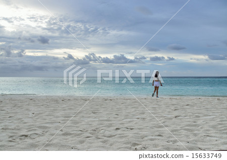 多雲的海灘和一位年輕的女士 15633749