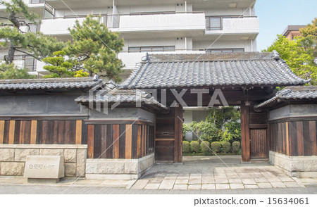 前豐田家族大門和歷史建築“Nagareyama市的歷史建築”的柵欄 前豐田家族大門和歷史建築“Nagareyama市的歷史建築”的柵欄 15634061