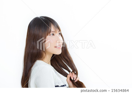 A pretty girl who touches his hair with a finger in a refreshing clothes 15634864