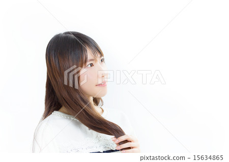 A pretty girl who touches his hair with a finger in a refreshing clothes 15634865