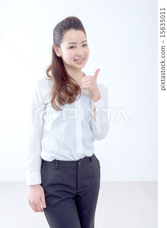 年輕的女士20年代白色背頭髮模型好的好兆頭 15635011