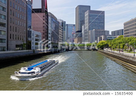 Water bus going through the Osaka Nakanoshima Tosabori River 15635400