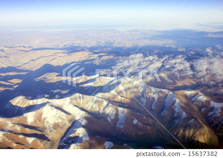 早晨太陽照亮的安地斯山的南美山脈 15637382