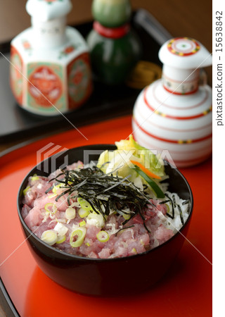 Bowl of rice topped with sashimi  15638842