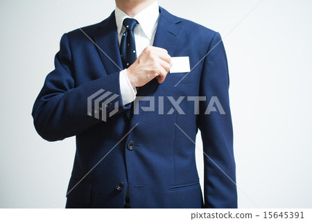 一個男人從胸前的口袋裡拿出一張名片 一個男人從胸前的口袋裡拿出一張名片 15645391