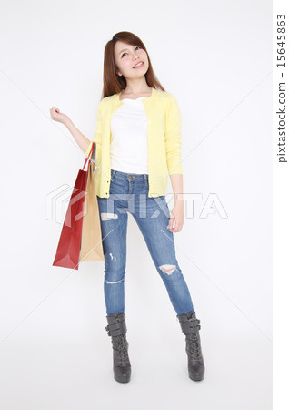 有購物袋的一個少婦 15645863
