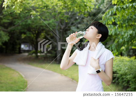 一個女人喝水 一個女人喝水 15647255