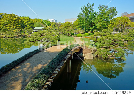 Kiyosumi garden: a bridge across the middle island 15649299