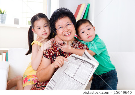 Asian senior woman and grandchildren 15649640