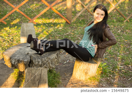 圖庫照片: beautiful and sexy girl sitting on bench outdoors