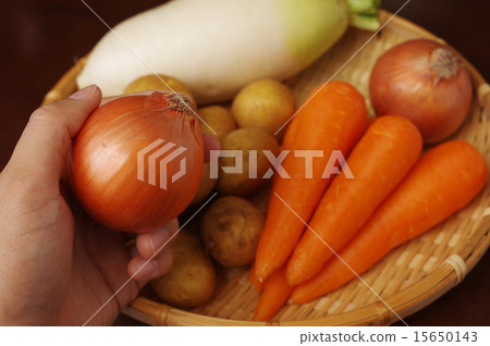 Spring root vegetable preparation man's dish 15650143