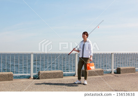 1 male (casual fishing outdoor leisure hobby holiday throwing fishing sea fishing) 15653638