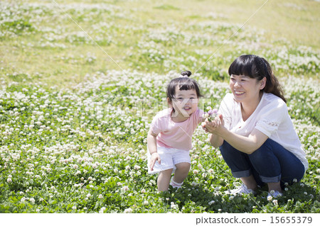 父母和孩子在公園玩耍 15655379