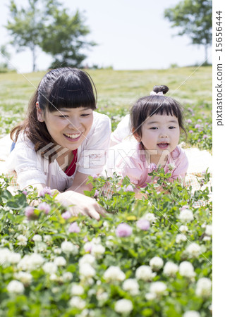 父母和孩子在公園玩耍 15656444