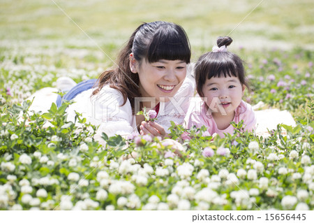 父母和孩子在公園玩耍 15656445