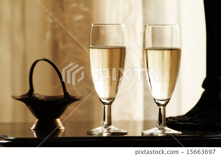 Two glasses of champagne 15663697