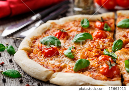 Pizza Margherita 15663913