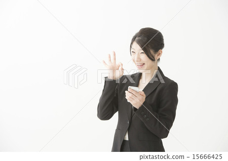 操縱智能手機的衣服的一名婦女 操縱智能手機的衣服的一名婦女 15666425