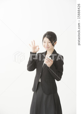 操縱智能手機的衣服的一名婦女 操縱智能手機的衣服的一名婦女 15666426