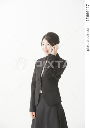 一個女人穿西裝打電話 15666427