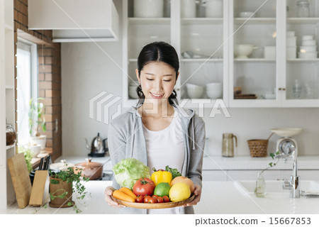 一個女人為一個聚會做準備 15667853