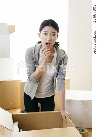 Women preparing to move 15667908