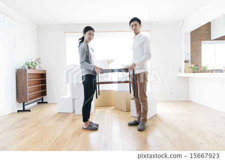 A couple preparing to move 15667923