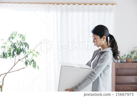 Women preparing to move Women preparing to move 15667973