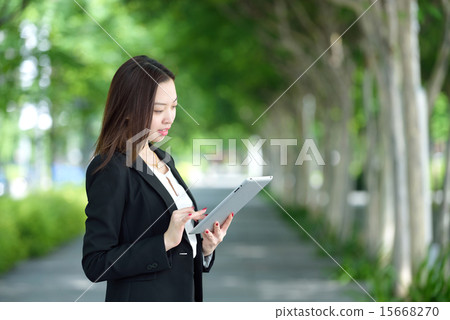 Young Chinese businesswoman using iPad 15668270