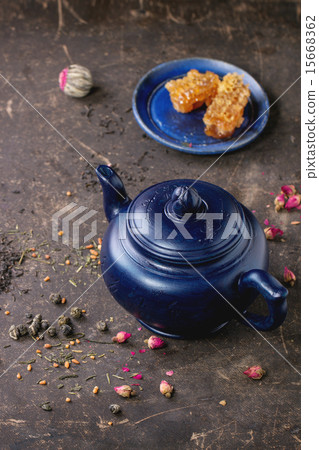 Tea and honey 15668362