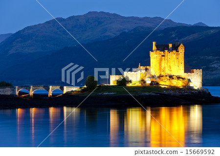 Eilean Donan Castle at night, Loch Duich, Scotland 15669592