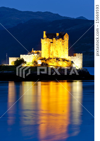 Eilean Donan Castle at night, Loch Duich, Scotland 15669593
