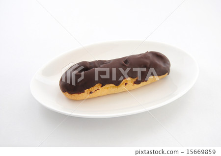 Eclair奶油喘氣用盤法國甜點白色背景 15669859