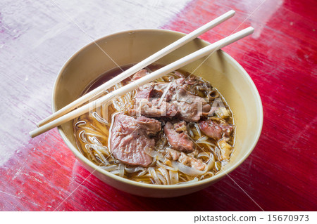 asian noodle with stewed pork in the bowl-圖庫照片 [15670973] - 