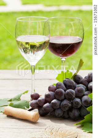 White and red wine glasses and red grape 15671002