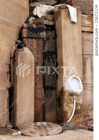 Male toilet on Ghats in Varanasi 15671134