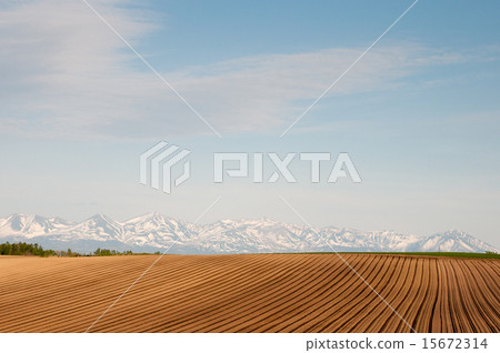 Mountain ranges of remaining snow and spring fields Mountain ranges of remaining snow and spring fields 15672314