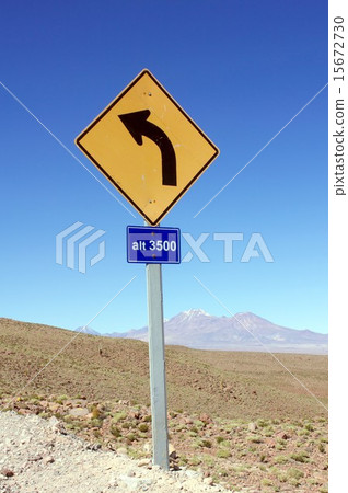 南美智利北安第斯山脈，表明高度3500米的路標安裝在通往天空的路上 15672730
