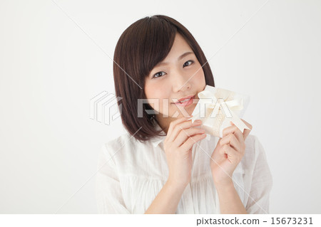 A woman with a white gift 15673231