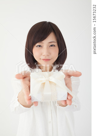 有一件白色禮物的一名婦女 有一件白色禮物的一名婦女 15673232