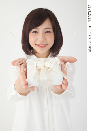 有一件白色禮物的一名婦女 15673233