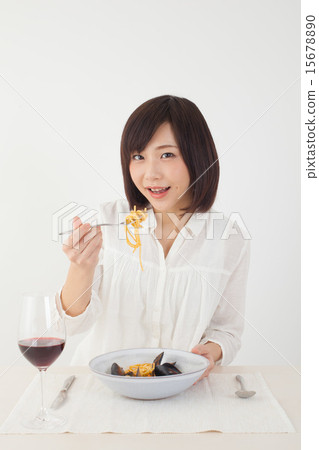 吃麵團的婦女 15678890