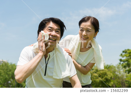 Middle couple image 15682299