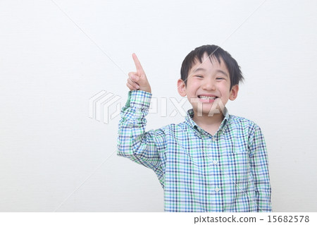 指著孩子的男孩 15682578
